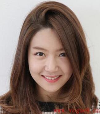 脸大的女生适合的韩式显瘦烫发发型