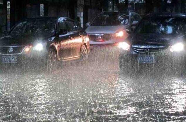 暴雨天气开车出行注意什么