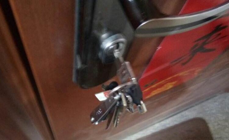 钥匙插错孔拔不出来怎么办