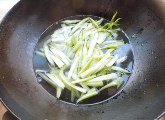 炒芹菜需不需要焯水